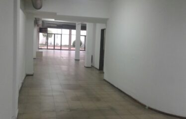 Venta amplio local comercial en el centro.