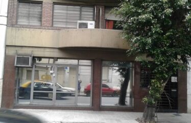 Venta amplio local comercial en el centro.